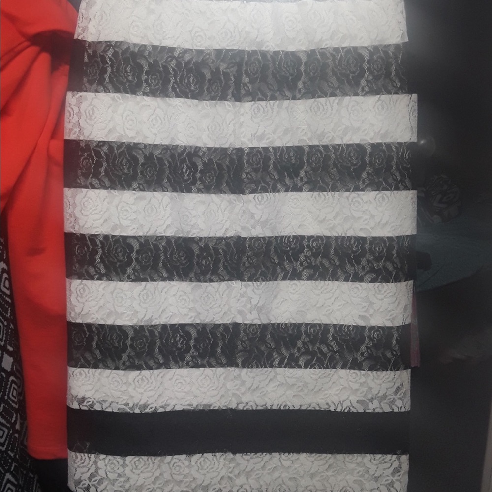 Elle black and white pencil skirt